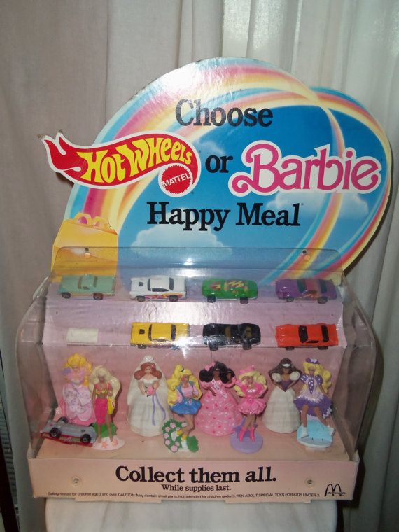 Expositor de Happy Meal con juguetes de Hot Wheels y Barbie y el lema Collect them all