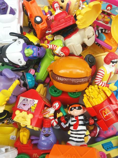 Montón de juguetes antiguos del Happy Meal de McDonald's