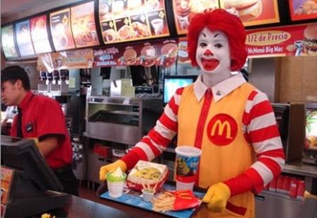 Ronald McDonald visitando un restaurante McDonald's