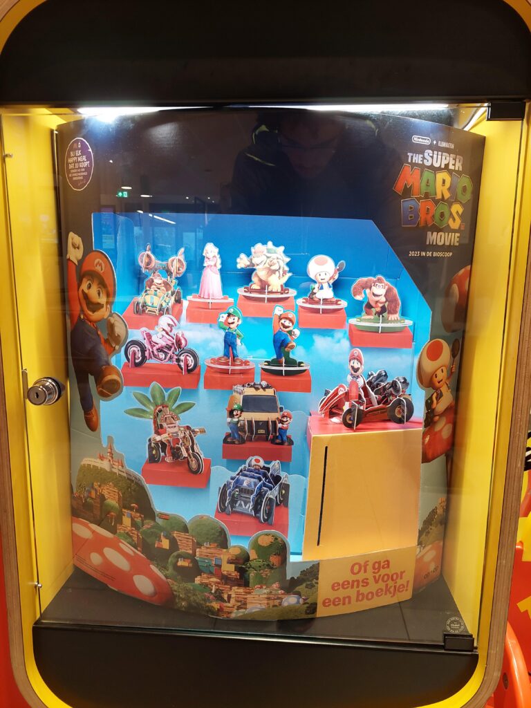Expositor de juguetes del Happy Meal de Super Mario Bros. en un restaurante